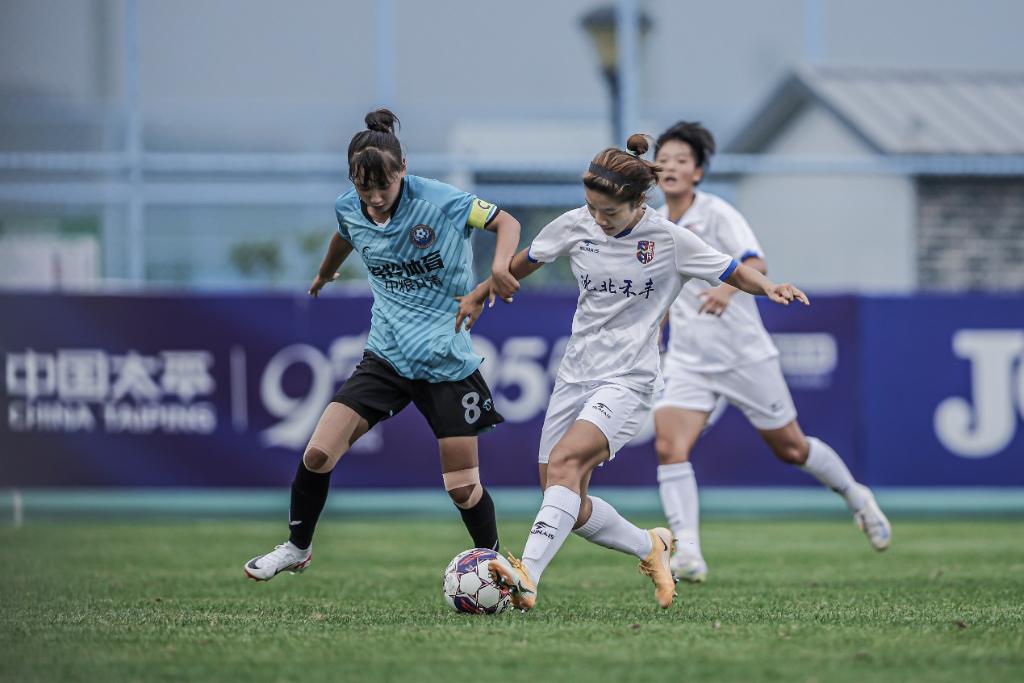 中国女足比赛场上呈现出激烈的竞争，球队实力不可小觑