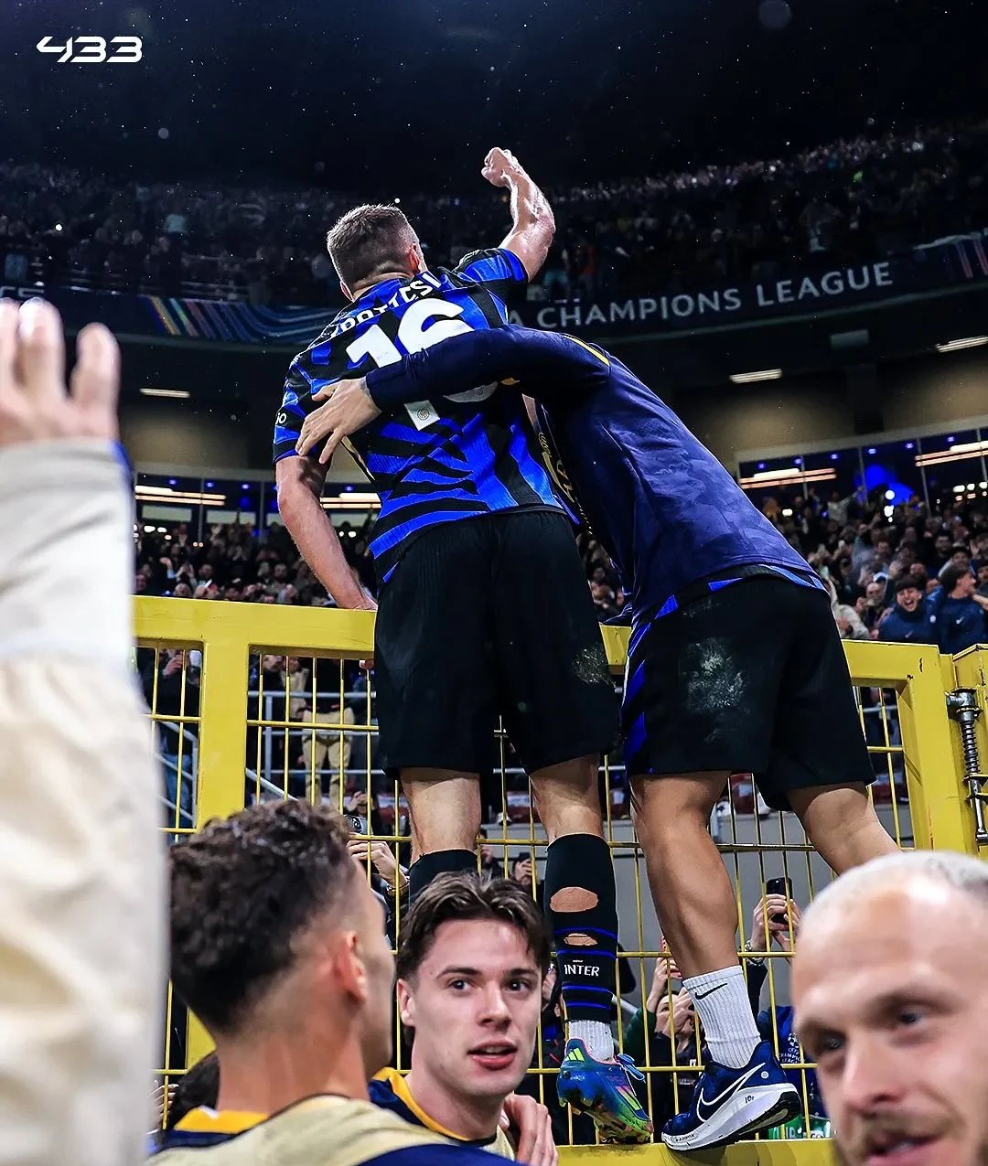 国际米兰比巴塞罗那,梅西禁区外凌空抽射 国际米兰比巴塞罗那,梅西禁区外凌空抽射