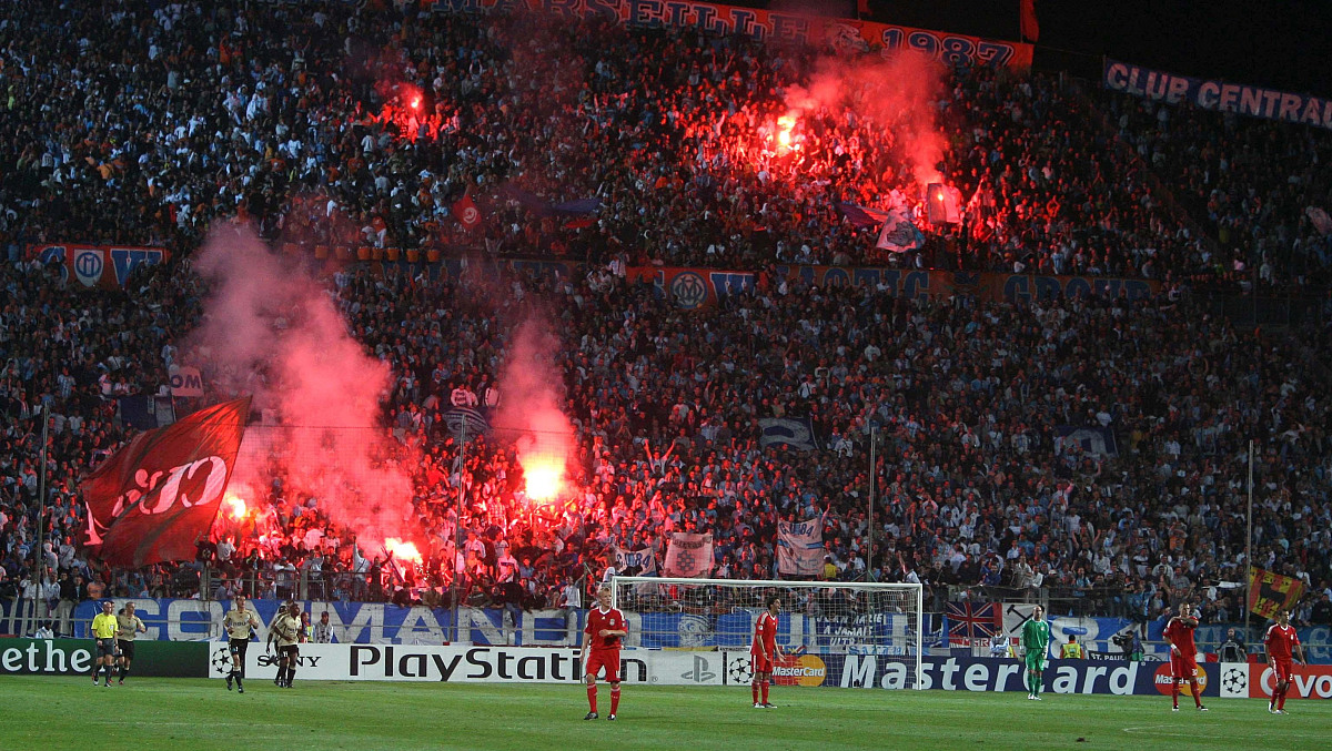 精彩绝伦的比赛，球迷们尽情欢呼