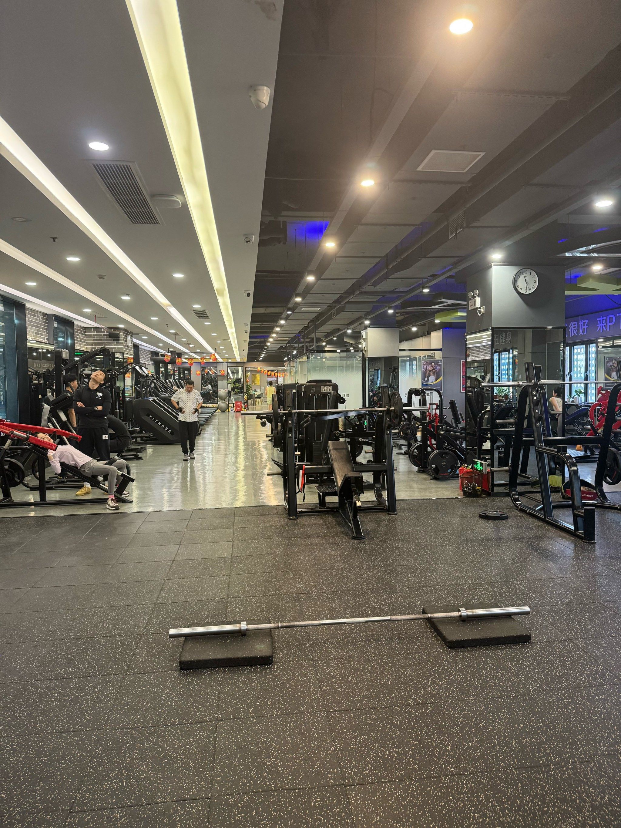 开云体育登录-弗赖堡球员集体打卡健身房，保持身体状态的简单介绍