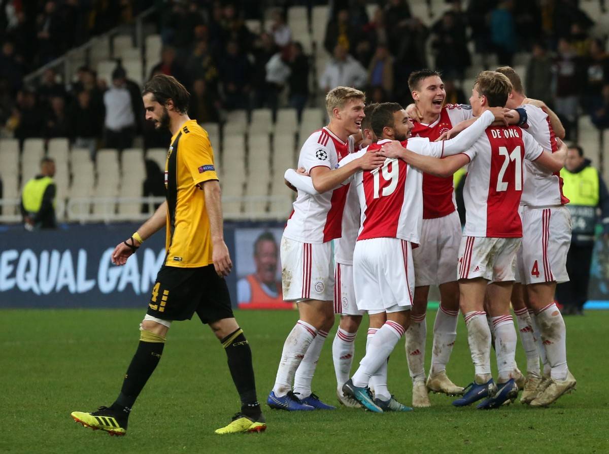 欧冠比赛：阿贾克斯队表现强势袒护