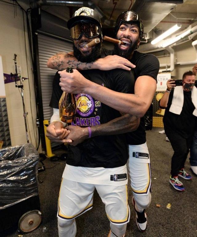 尼斯球员庆祝生日,全队狂欢庆祝 尼斯球员庆祝生日,全队狂欢庆祝