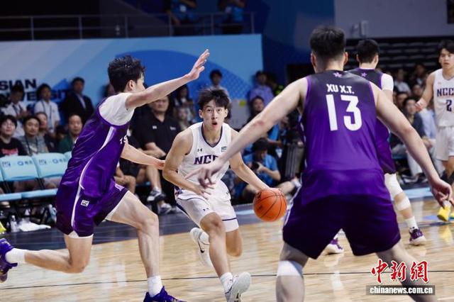 球员在比赛中突破对手防守，完成漂亮上篮