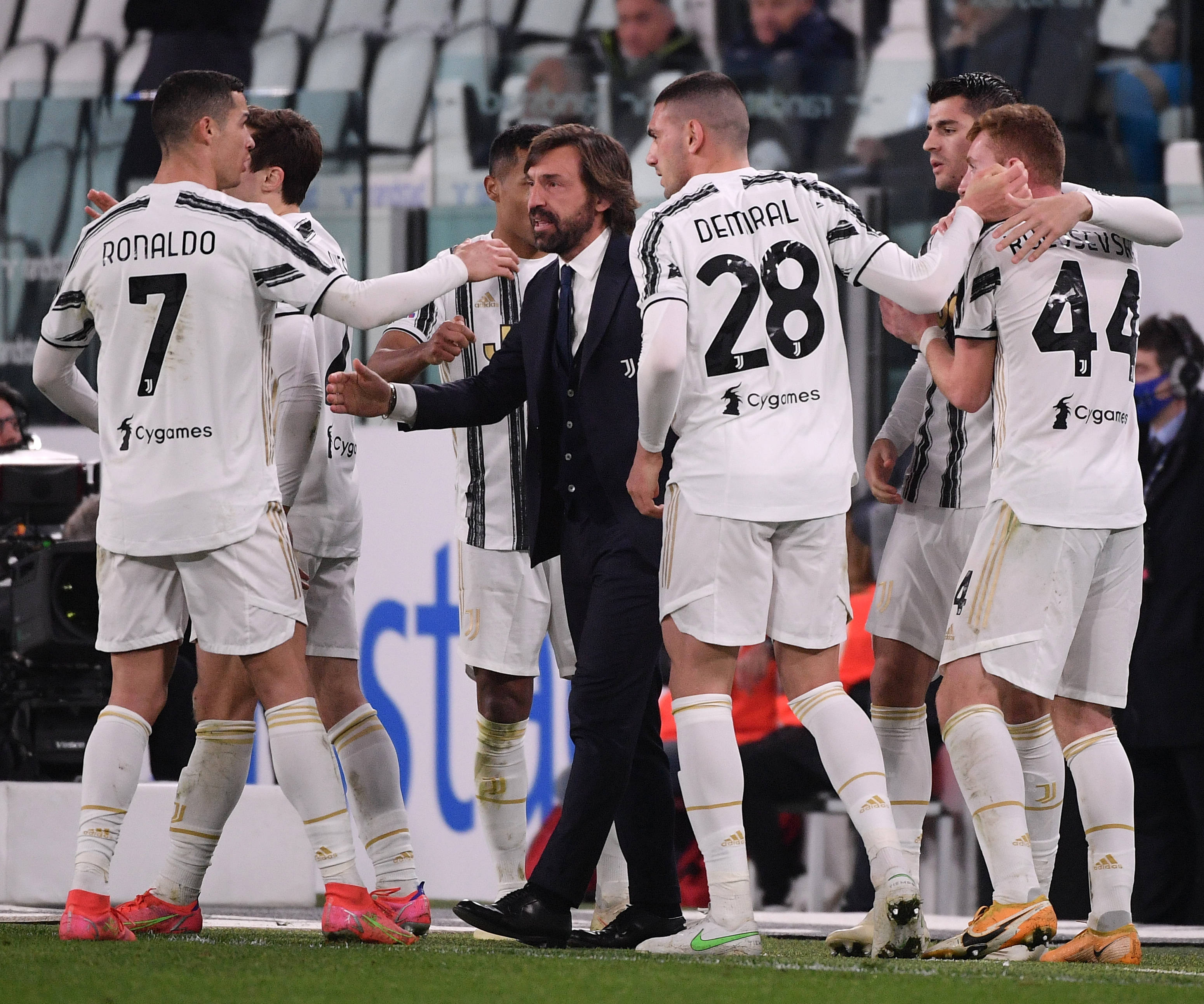 尤文图斯主帅皮尔洛调整战术，率领球队力克曼联的简单介绍